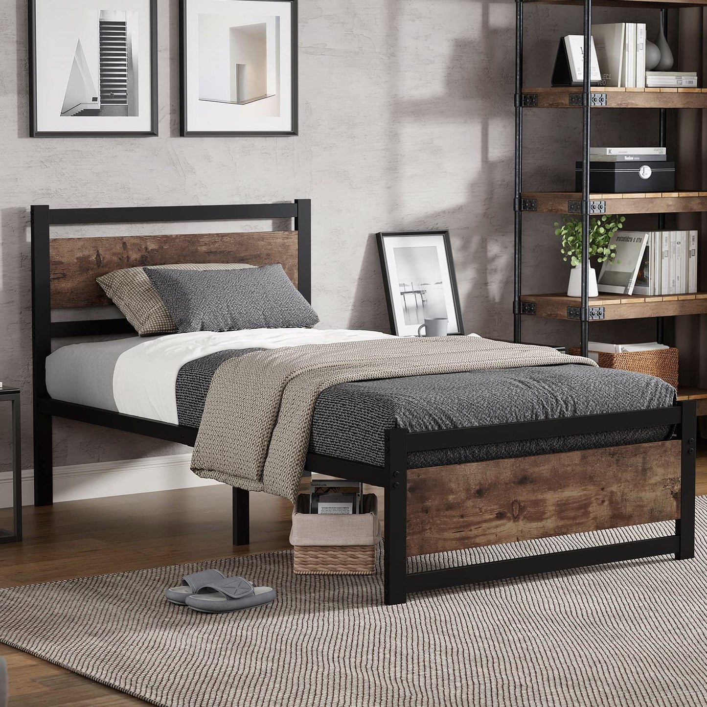 سرير خشبي ومعدني من Inhabit مقاس فردي ومزدوج