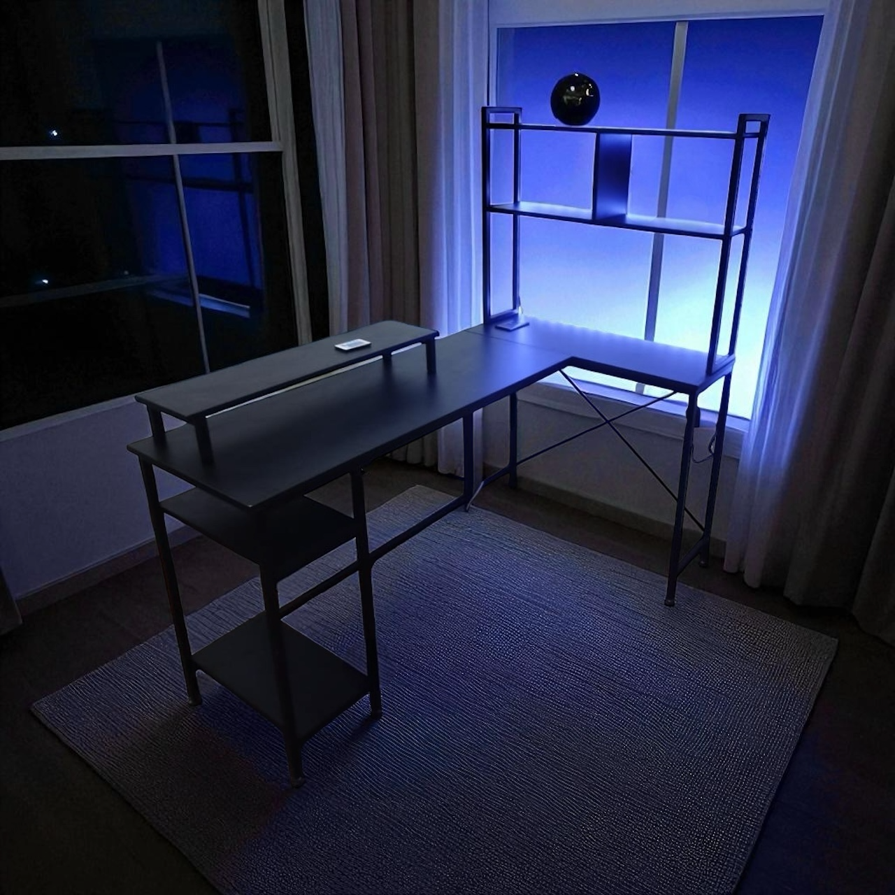 مكتب على شكل حرف L من Inhabit Hutch مقاس 150 سم مزود بإضاءة LED مدمجة بثلاثة ألوان